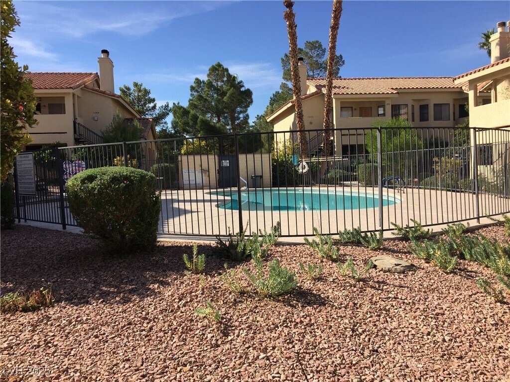 Foto principal - 1209 N Buffalo Dr
