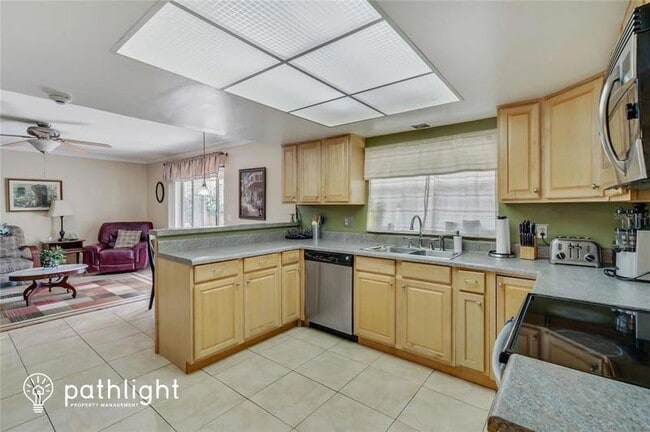Building Photo - 825 Mimosa Dr