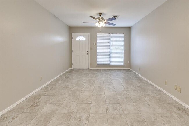 Building Photo - 824 Russell Cir
