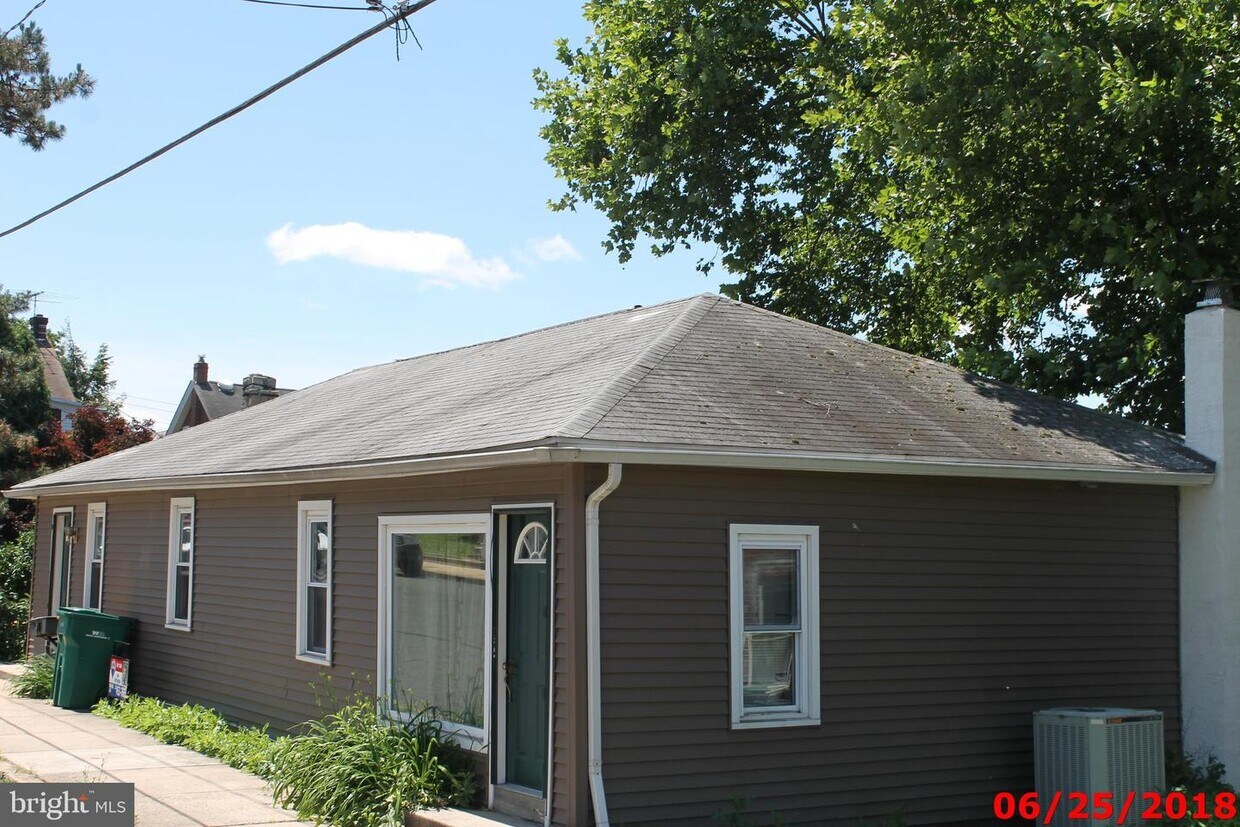 Primary Photo - 343 Dotts St