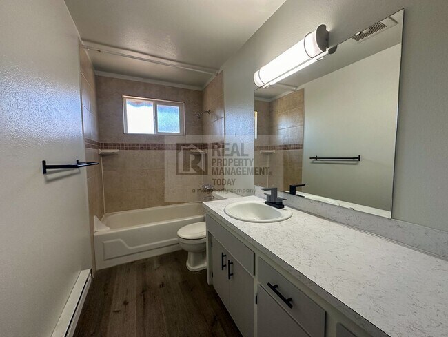 Foto del edificio - Fantastic 1 Bedroom! New Flooring!