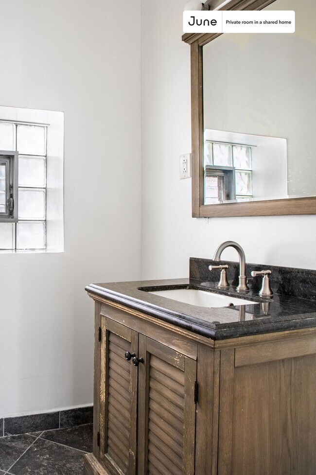 Foto del edificio - Room in Shared 3 bed/1 bath home