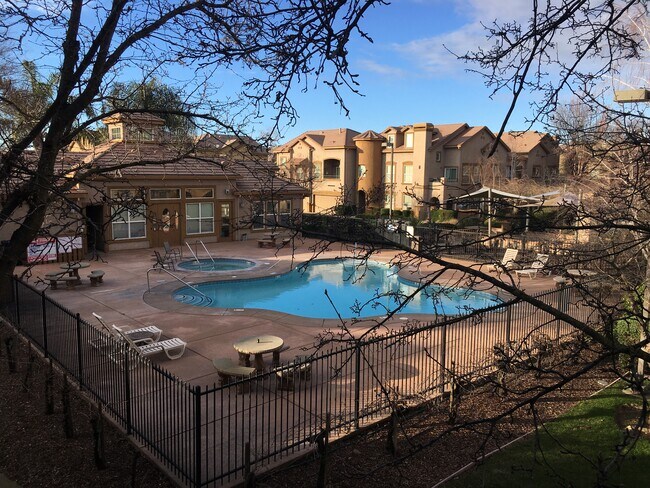 Building Photo - 5350 Dunlay Dr