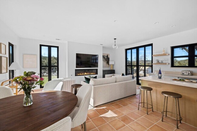 Building Photo - 2701 Bumble Bee Dr