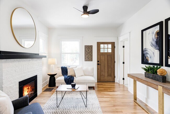 Building Photo - Private Duplex