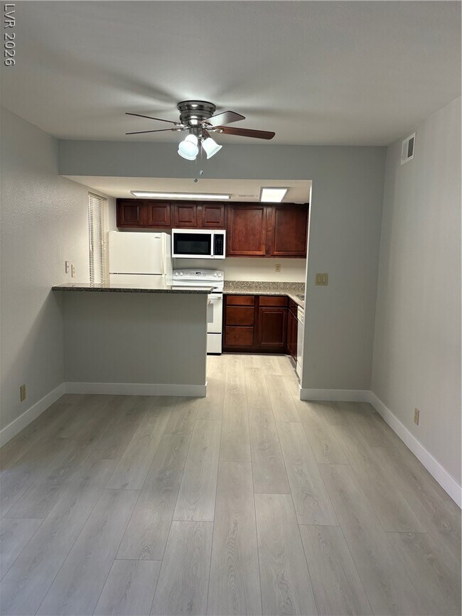 Building Photo - 5278 River Glen Dr