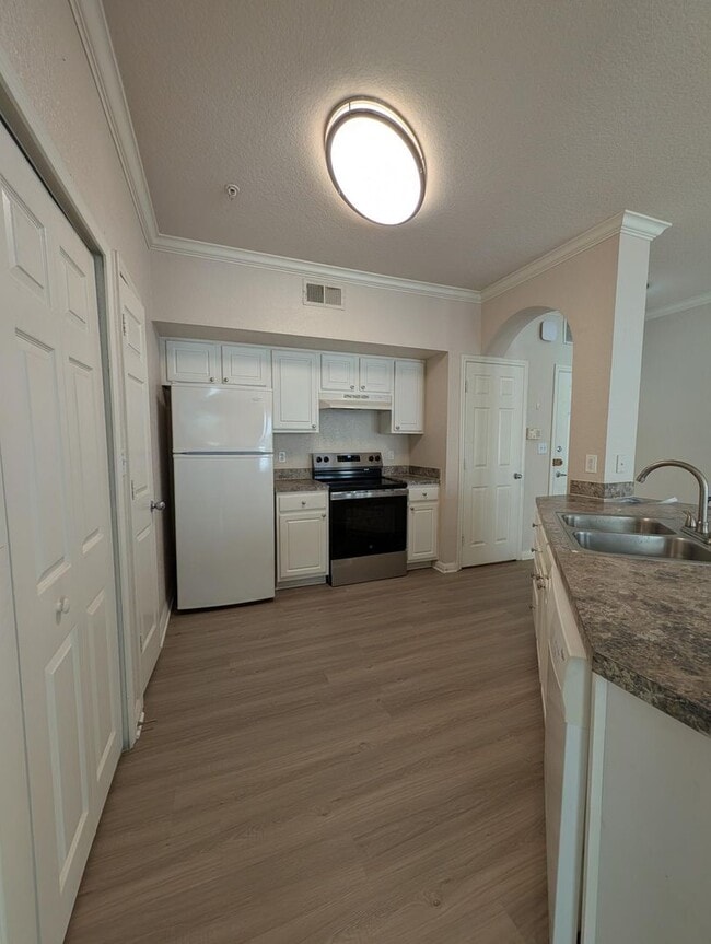 Foto del edificio - Spacious, bright 1x1 768 square feet! New flooring throughout, full size washer/dryer & balconette!