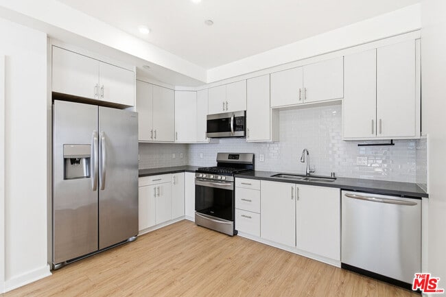 Building Photo - 11408 W Sarah St