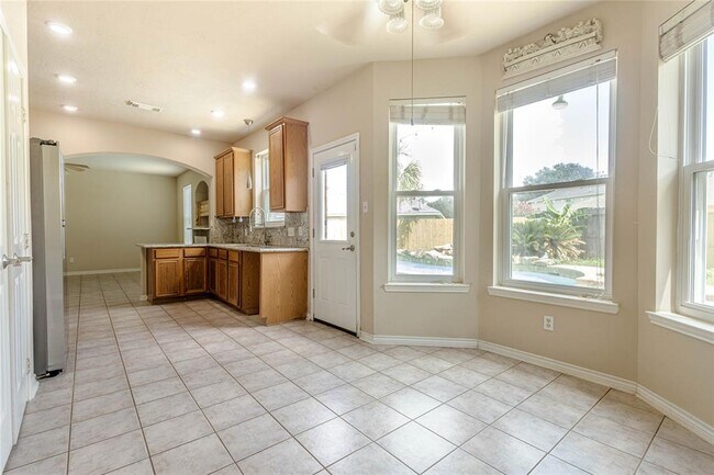Building Photo - 6426 Savannah Pines Dr
