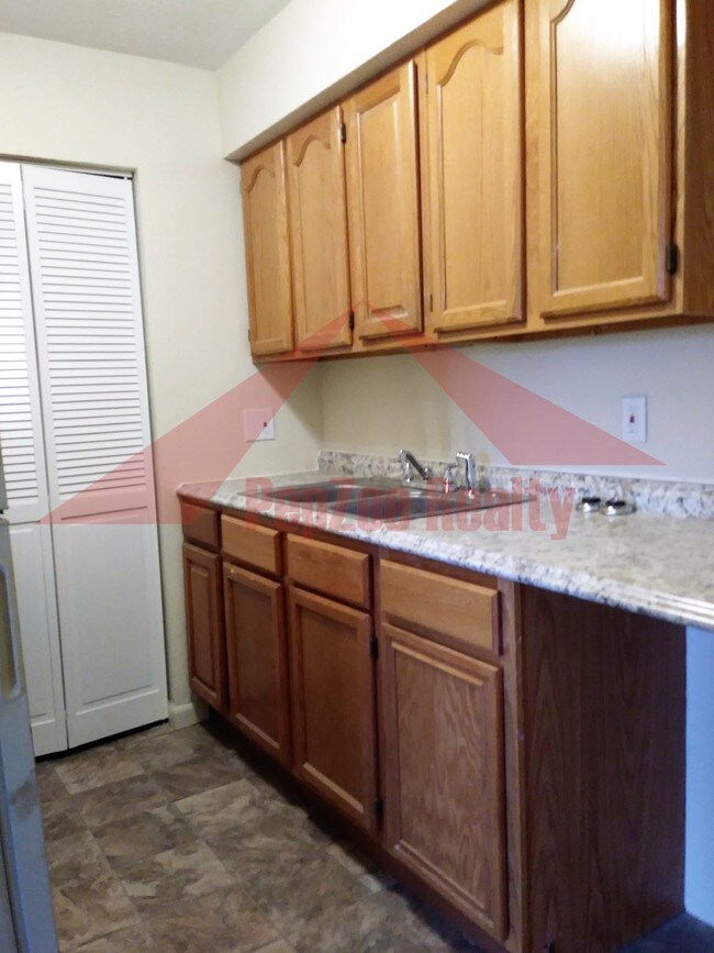 Building Photo - 3380 Valerie Arms Dr