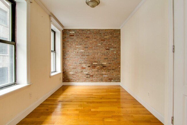 Building Photo - 333 E 18th St
