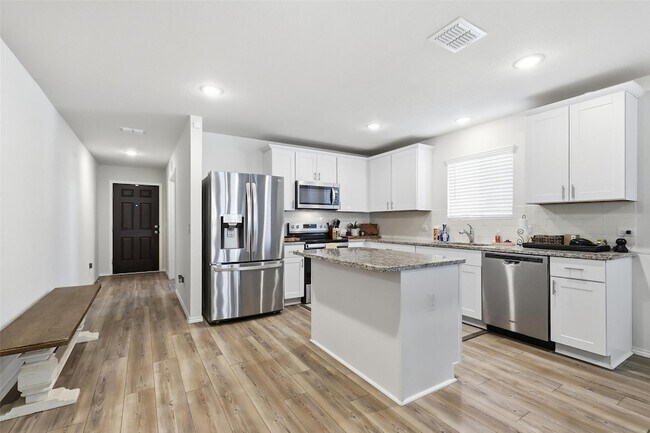 Building Photo - 10101 Newtown Dr