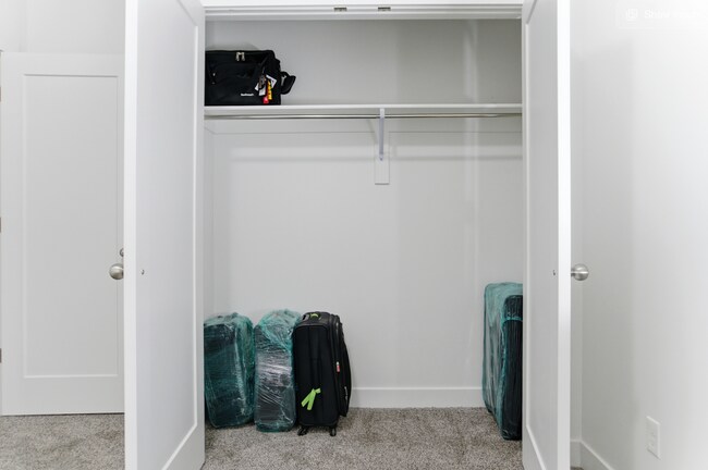 Foto del edificio - 193 300 E