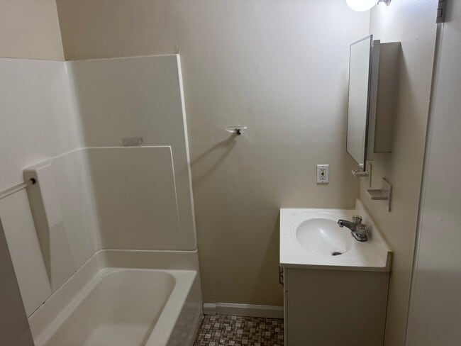 Building Photo - 65 Winfield St