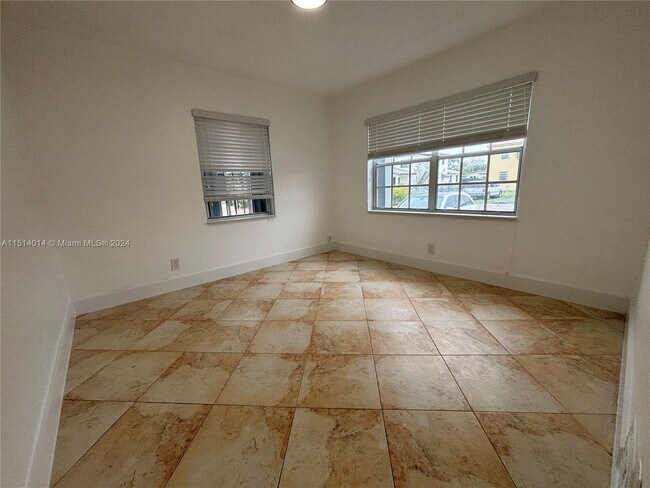 Building Photo - 111 SW 31st Ct