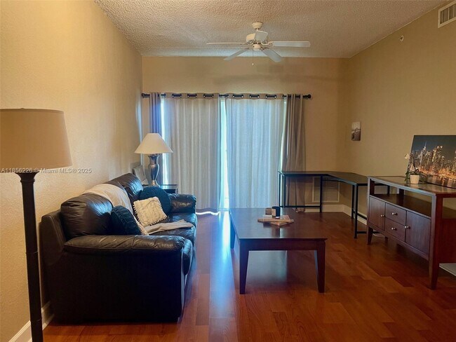 Foto del edificio - 6001 SW 70th St