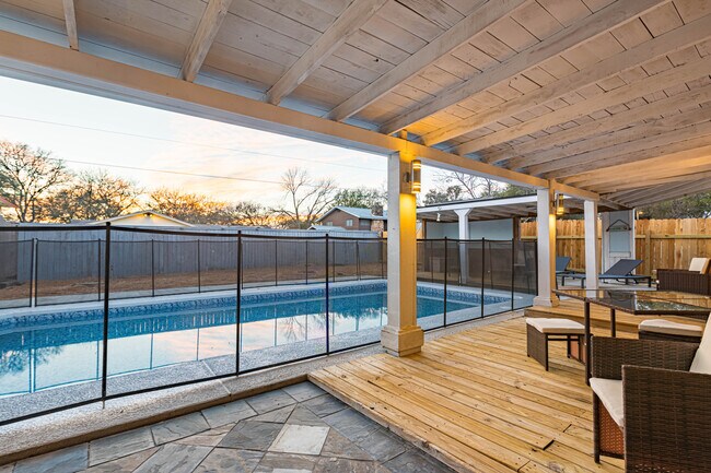 Building Photo - 301 Sandhill Dr