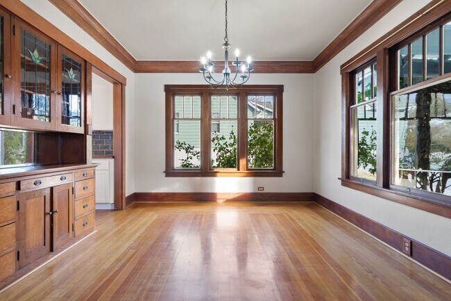 Building Photo - Craftsman-Style 3-Bedroom Home Near Downtown Bremerton
