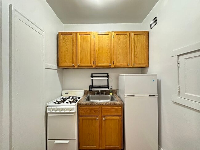 Building Photo - 2536 N Sawyer Ave