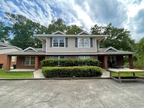Building Photo - 1917 Honeysuckle Dr