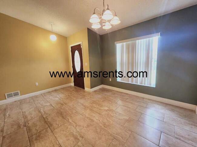 Foto del edificio - Large 4/2 Home With 2 Car Garage In Poinciana