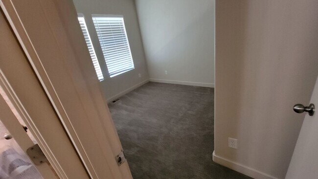 Building Photo - Dashing Edgewater Townhome
