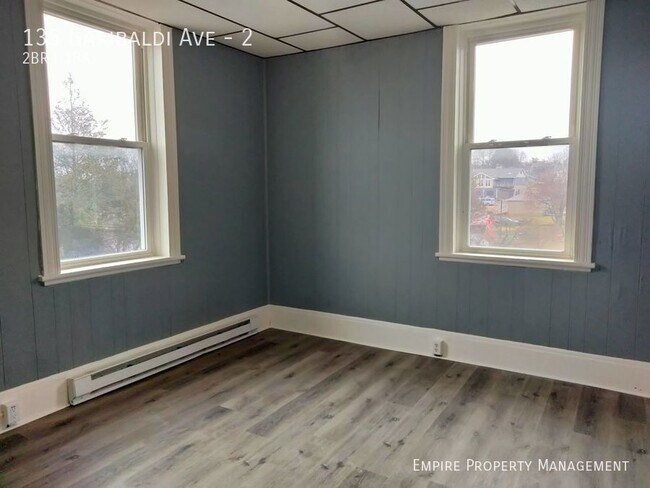 Building Photo - 2nd Floor: 2 Bedroom/ 1 Bathroom Apartment...