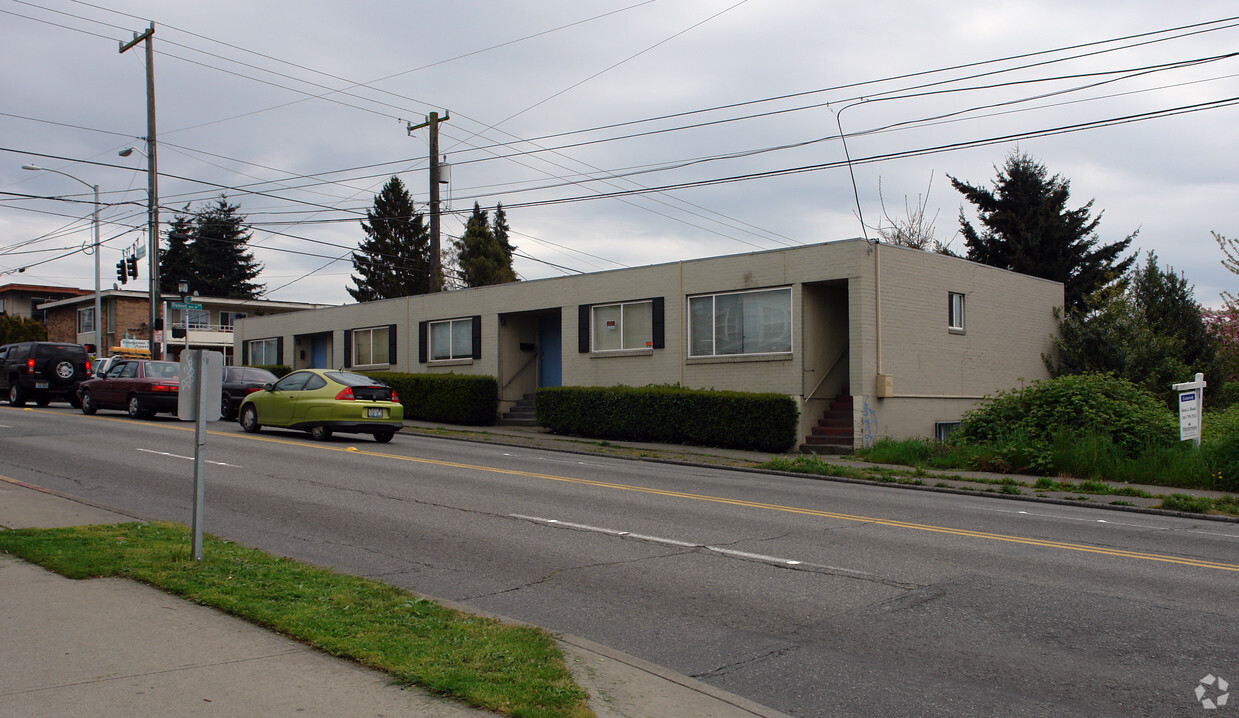 Primary Photo - Crestwood Apartments