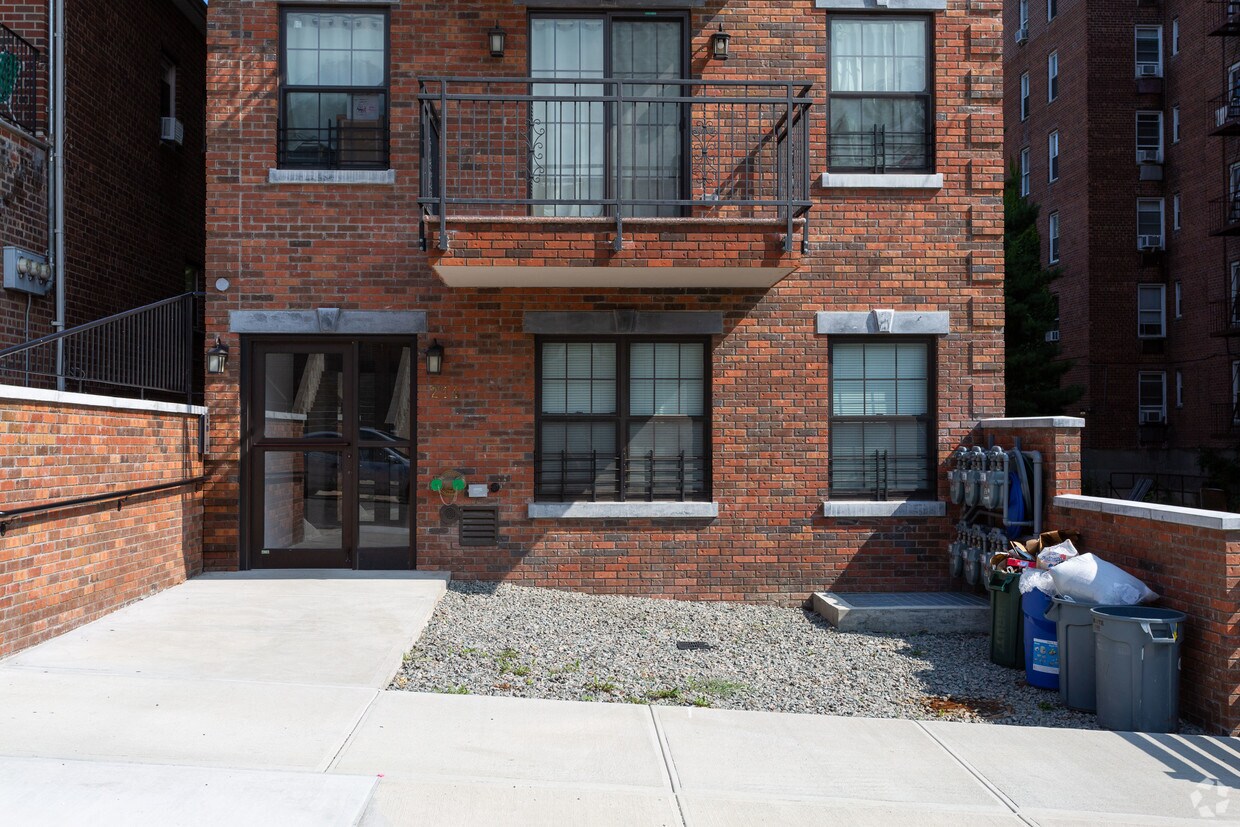 Building Photo - 211 W 252 St