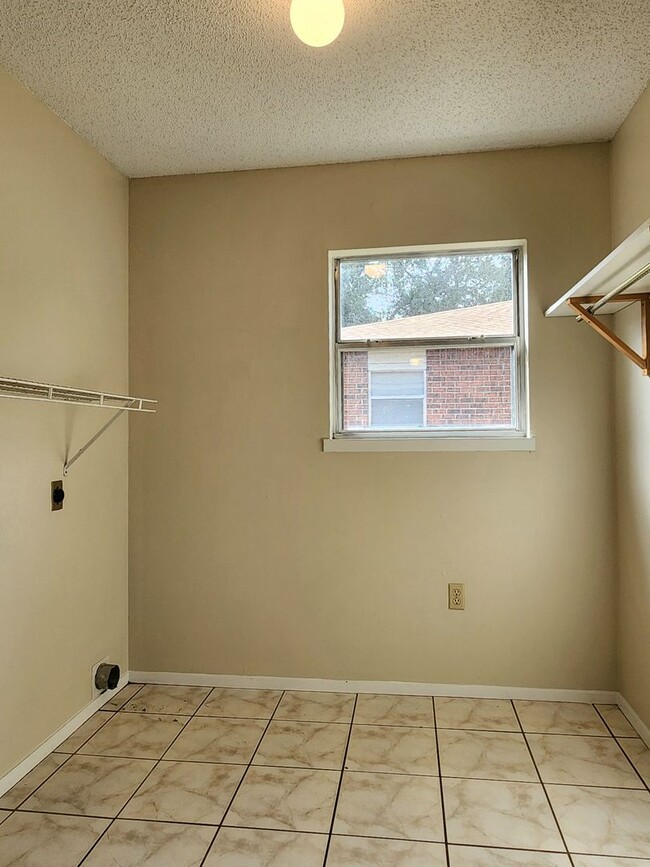 Foto del edificio - Garage and Fenced Back Yard in Foley!