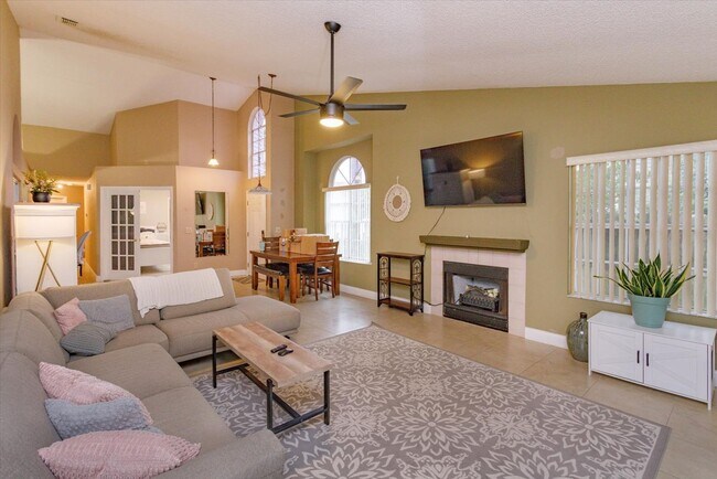Foto del edificio - ? Charming Longwood Townhome with Modern U...