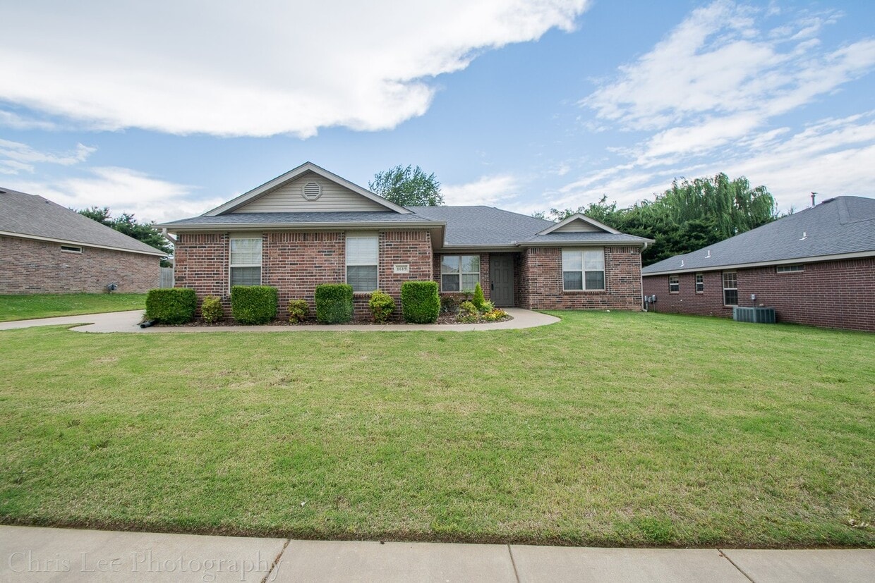 Great Location near UA bus route! Summer m... - Pre-leasing for summer! Great Location nea...