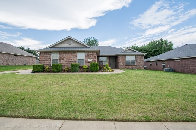Great Location near UA bus route! Summer m... - Great Location near UA bus route! Summer m... House