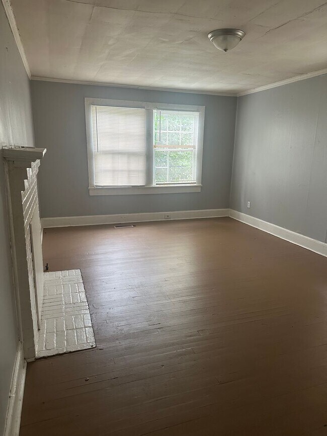 Foto del edificio - Charming 3 bedroom 1 bath with plenty of open space!