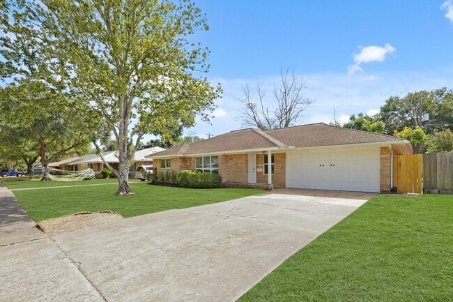 Building Photo - 5451 Redstart St