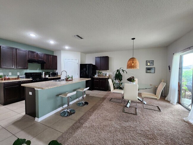 Foto del edificio - Beautifully 4-Bedroom, 2-Bath house in Lak...