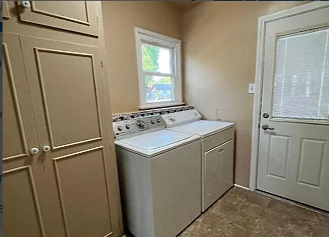 Building Photo - Renovated 3 bed 2 bath.   Ready for move-in
