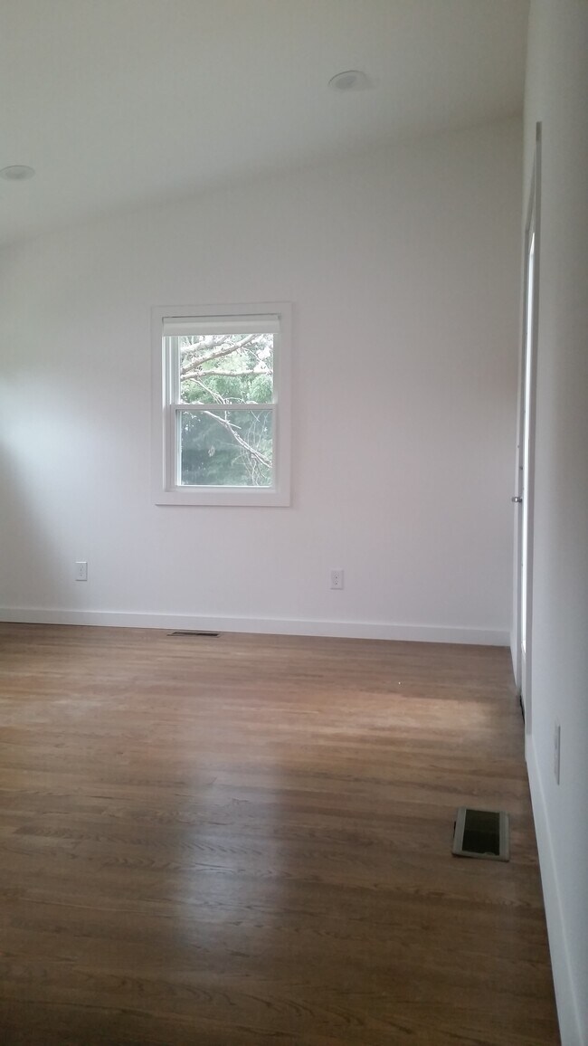 Vaulted Master Bedroom - 106 Plainview Ave