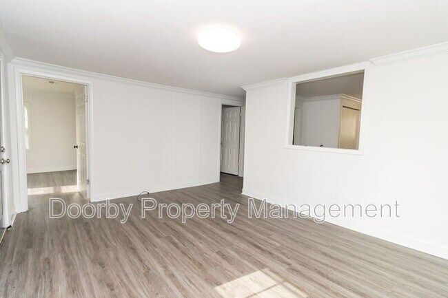 Building Photo - 921 East Ave