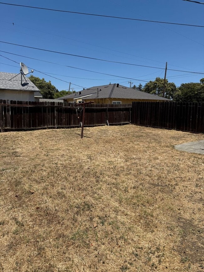 Building Photo - Updated duplex