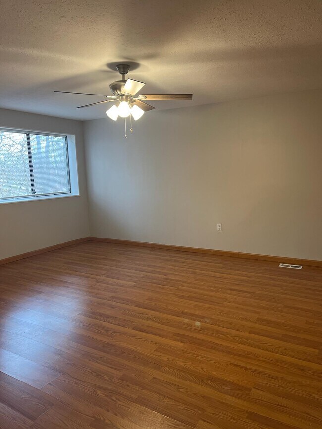 Huge Master Bedroom - 38365 North Ln
