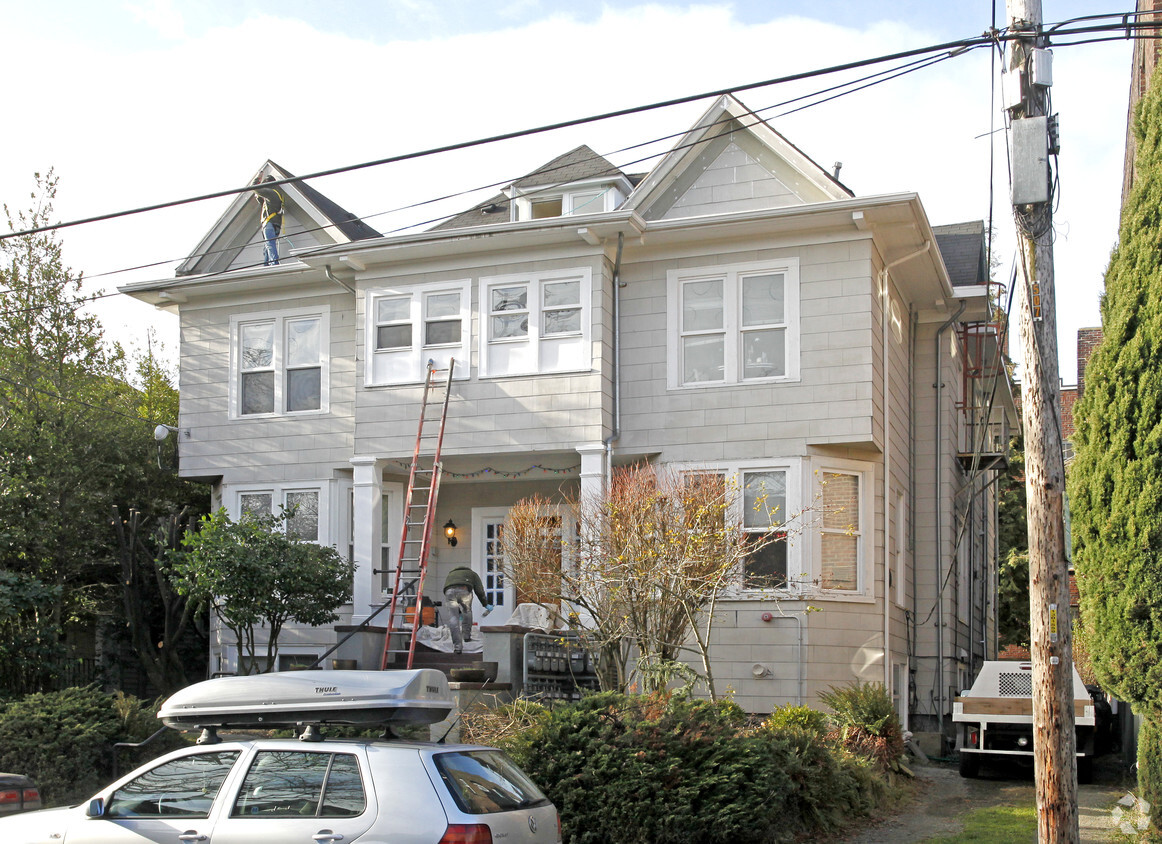 Primary Photo - Elm Crest Apartments