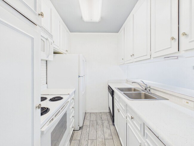 Foto del edificio - 1 bed/1 bath Condominium Ready for tenant!