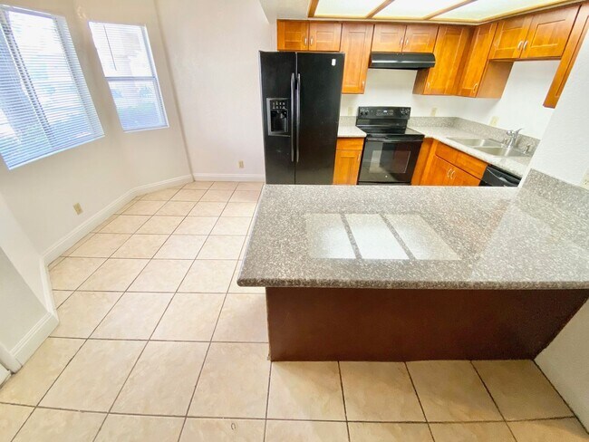 Foto del edificio - CUTE 2 BEDROOM 2 FULL BATHROOMS FIRST FLOO...