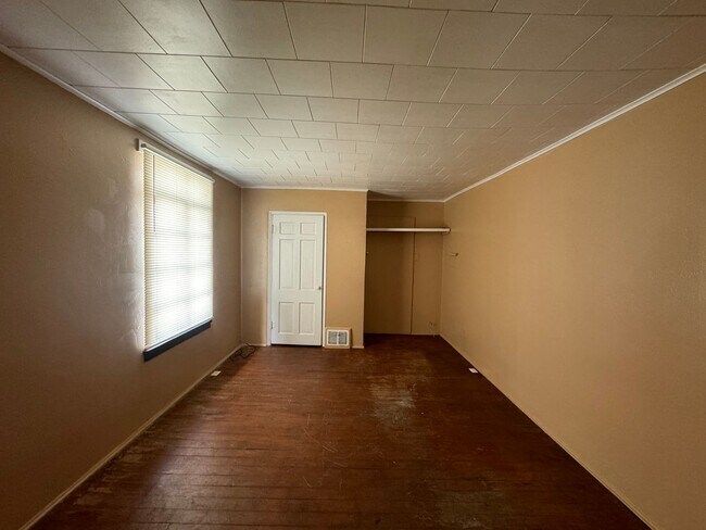 Building Photo - 310 S Graham Ave