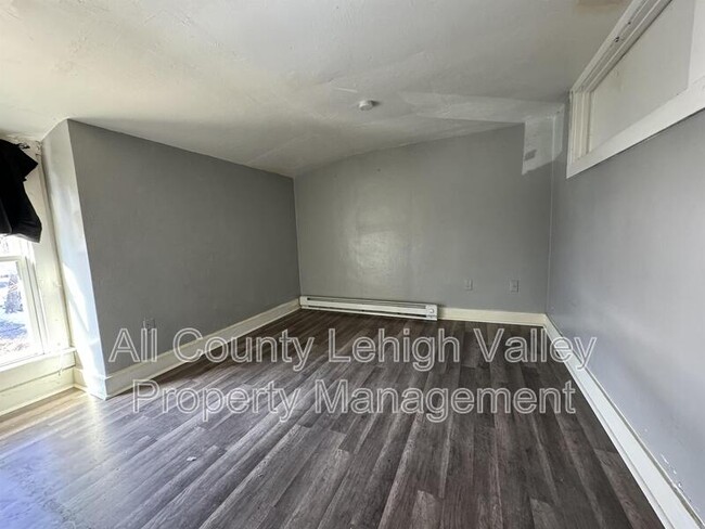 Building Photo - 610 W Allen St