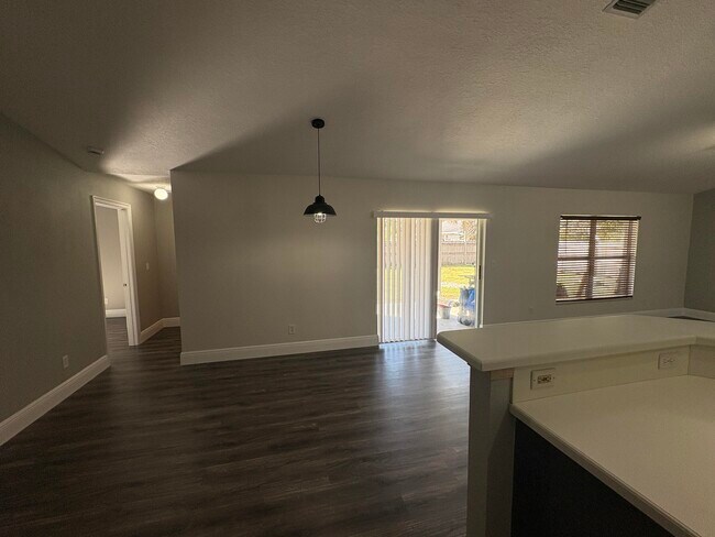 Foto del edificio - 1196 SE Puritan Ln