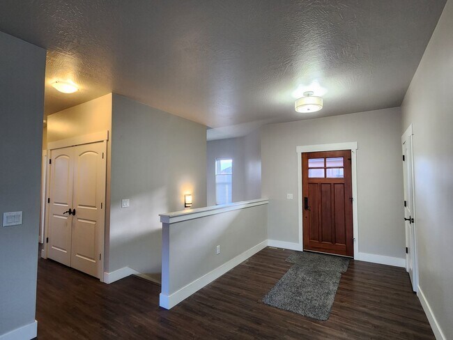Building Photo - Gorgeous Three Bedroom House with Lawn Mow...