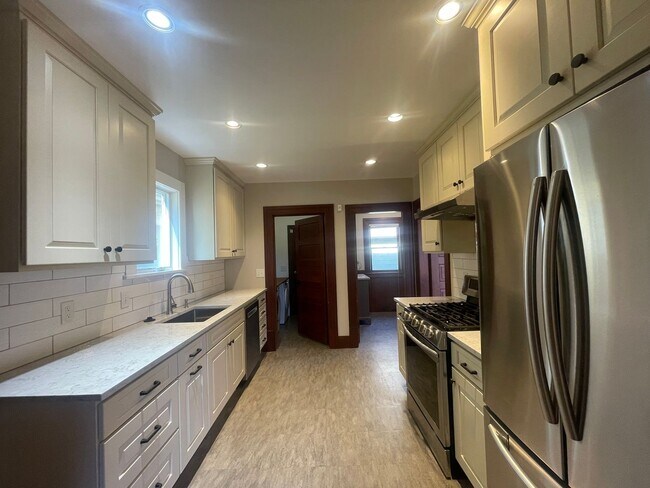 Foto del edificio - Charming 2 Bed / 1.5 Bath Victorian with G...