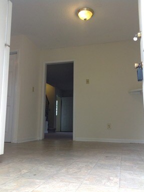 Building Photo - 860 Village Ct